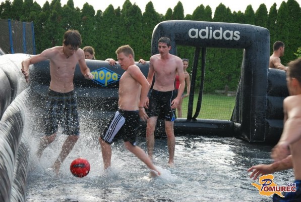 FOTO: V  Črenšovcih igrali moker in spolzki nogomet