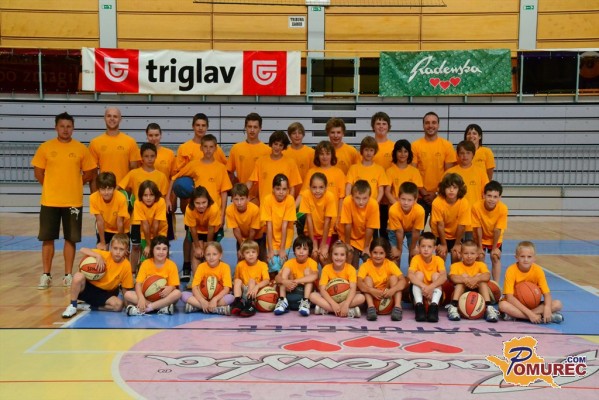 FOTO: Otroci na poletnem košarkarskem taboru osvajajo osnove košarke