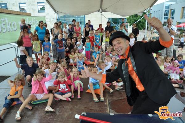 FOTO: Čarodej Sam Sebastian navduševal otroke v turobnem dopoldnevu