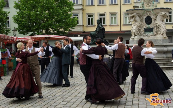 Leščečki s plesom in petjem ohranjajo ljudsko izročilo
