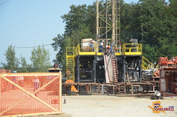 FOTO: Vrtina pri Černelavcih trenutno na 350 metrih od načrtovanih 1520 metrov