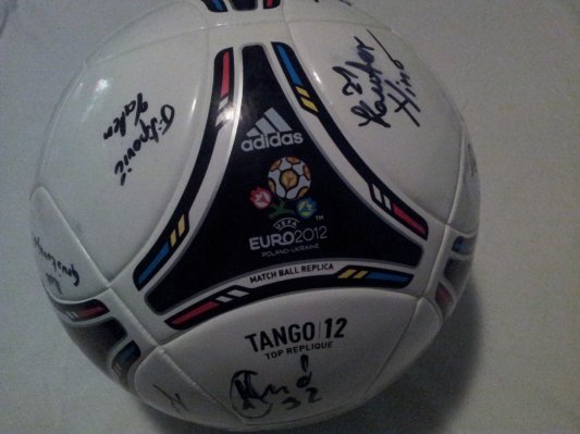 Adidasovo žogo s podpisi Murinih nogometašev prejme ...