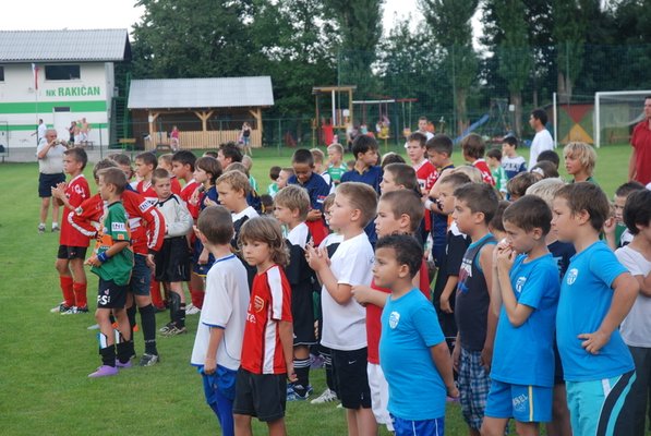 Rakičan odet v nogometno slavje
