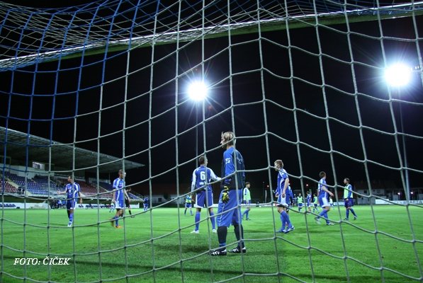FOTO in VIDEO: Prvi trening nogometašev Nafte pod žarometi
