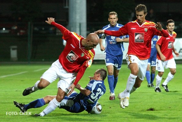 FOTO in VIDEO: Nafta pod žarometi