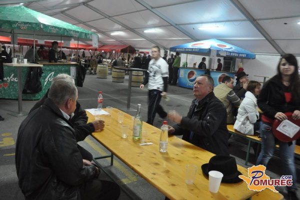 Foto: Pred Maximusom krstili mošt