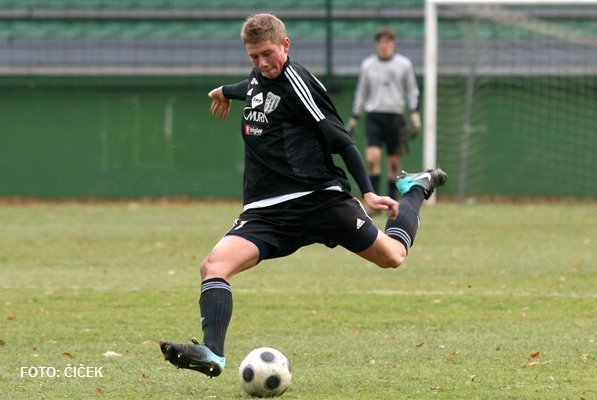 Mura 05 gostuje pri Dravinji