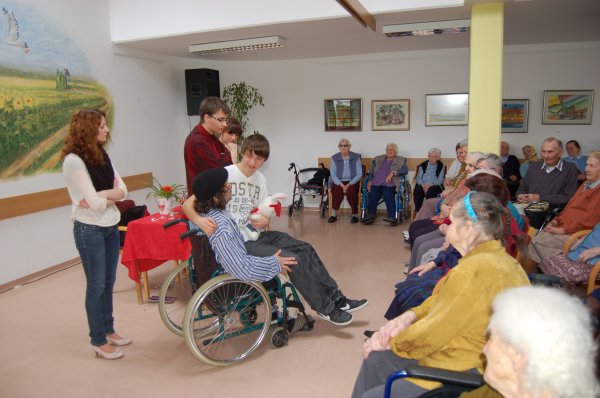 Dijaki zdravstene šole zaigrali v Domu starejših Rakičan