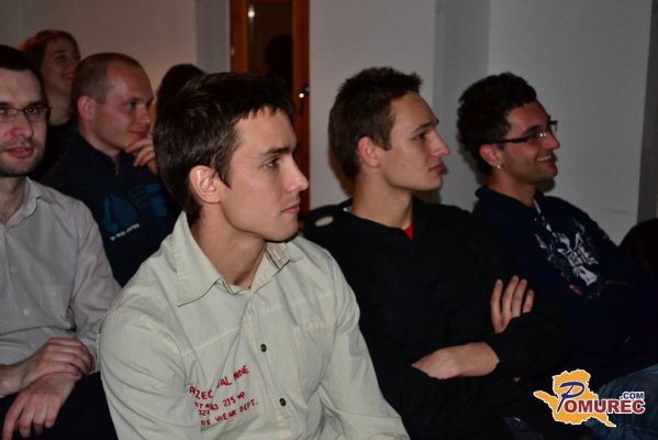 Indijci operirajo Američane, Avstralci 