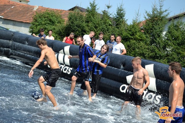FOTO: Nogomet na milnici v Črenšovcih pritegnil mnogo ljudi