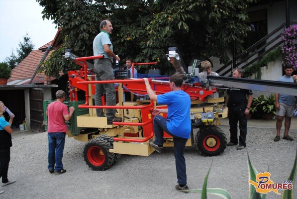 Pomurskim sadjarjem v Selu predstavili stroj za obiranje sadja
