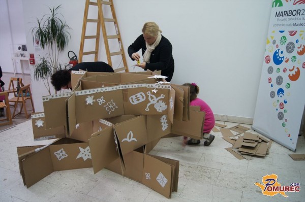 FOTO: V soboški galeriji krasili smrečico