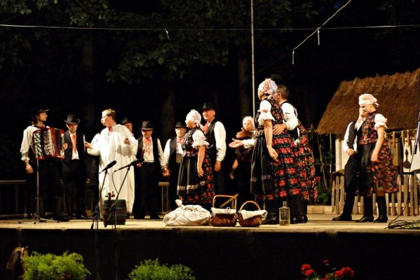 FOTO: Večer tuje folklore v Beltincih