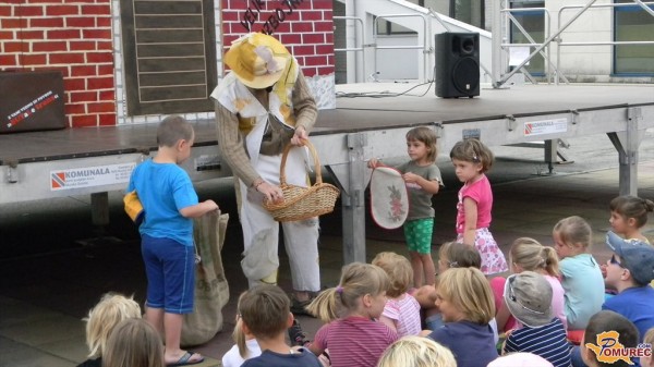 FOTO: Razigran razbojnik Cefizelj nasmejal otroke