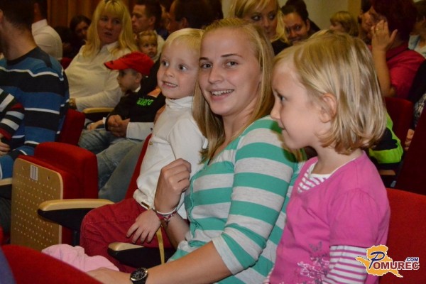 FOTO: Babice in dedki zaigrali za otroke