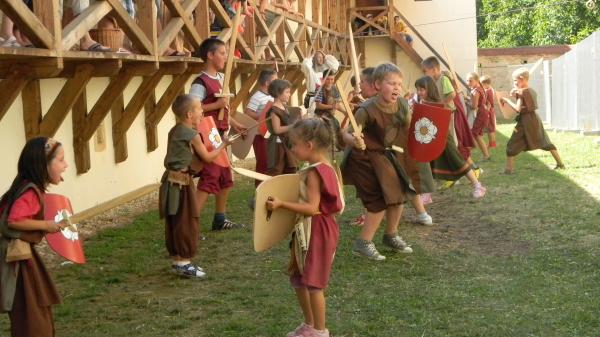 FOTO: V Negovskem gradu mladi viteško zaprisegli