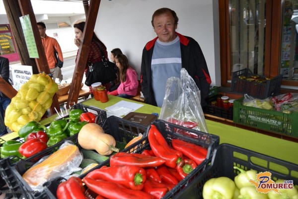 FOTO: Izdelki domačih ekoloških kmetij v Apačah