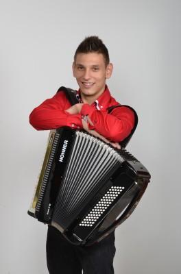 VIDEO: Nov poletni hit Marka Tivadarja o pijači