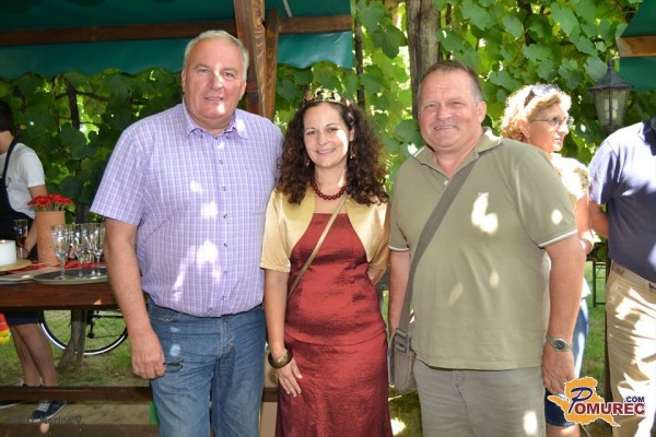 FOTO: Na dnevu odprtih vrat v Hiši penin Frangež dvignili klopotec 