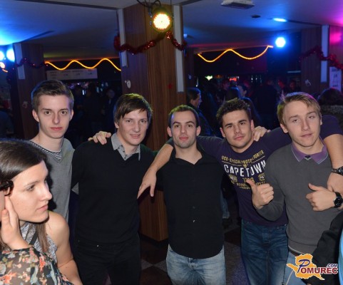 FOTO in VIDEO: Tradicionalna Prekmurska gibanica za študente