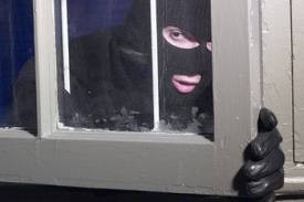 Iz rok ji je iztrgal torbico in ukradel telefon