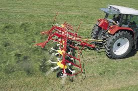 69-letni Ljutomerčan ob delu s traktorjem padel pod obračalnik ter umrl