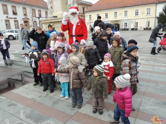 FOTO: Praznično dopoldne v Ljutomeru popestril prihod Božička