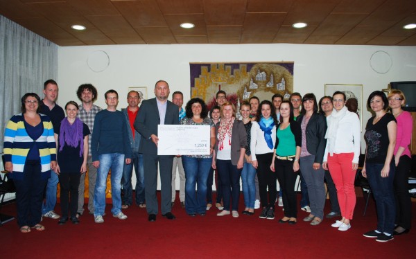 Društvo Namesto pike vejica od MPZ Cantate prejelo donacijo 1250 evrov