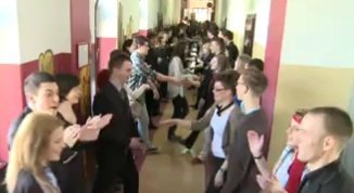 VIDEO: Ljutomerski gimnazijci po maturantskem plesu zaplesali na hodniku šole