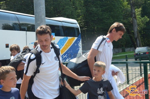 FOTO in VIDEO: Množica navijačev s petjem pričakala črno-bele junake