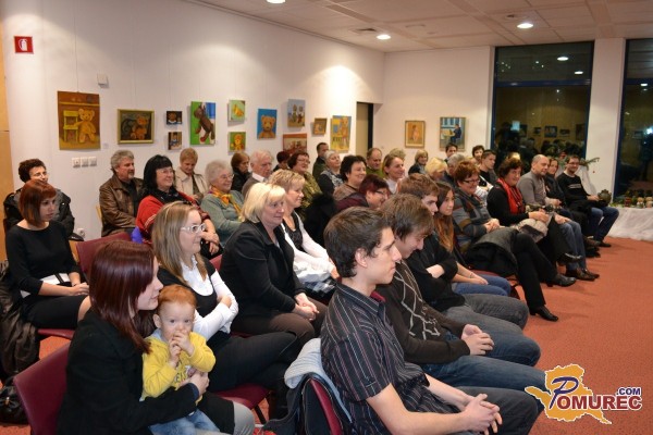 FOTO: Upokojena učiteljica Marija Poredoš predstavila priročnik za biologijo