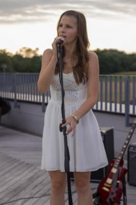 VIDEO: Julie & The Diamonds s svojim prvim singlom