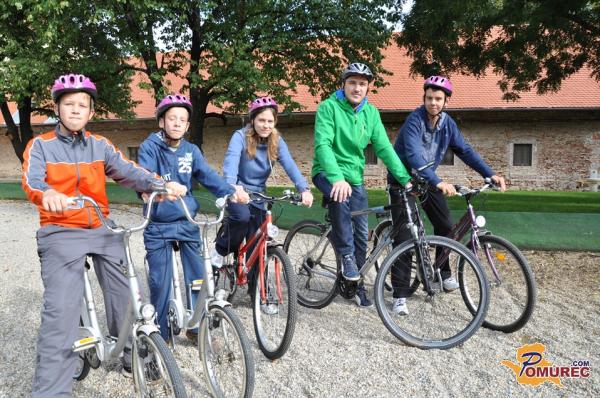 FOTO: 300 osnovnošolcev s kolesi do Jezer