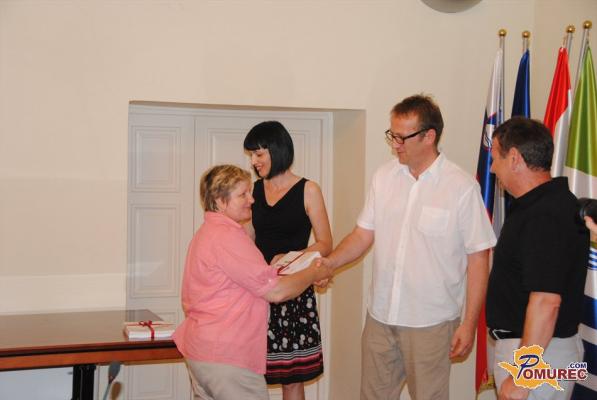 FOTO : Svečana predaja knjig šolskim knjižnicam v občini Lendava in Knjižnici Lendava