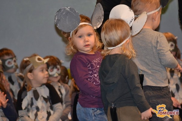 FOTO: Otroci nastopili za svoje babice in dedke