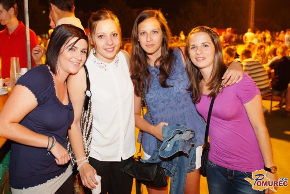 FOTO: V Termah 3000  številčno občinstvo zabavali Modrijani