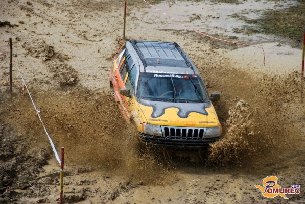 FOTO: Terenci »zaorali« po blatu nasipa v Dobrovniku