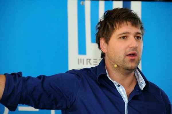 Pezdir: Odsotnost racionalnosti, svetovne zarote in norci zastrupljajo civilno družbo