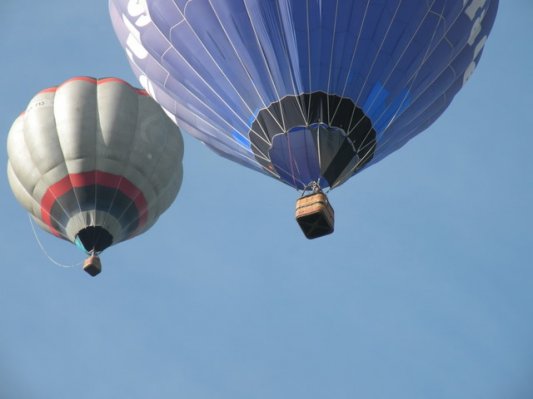 Se bodo študentje odslej na pot raje podali z balonom?