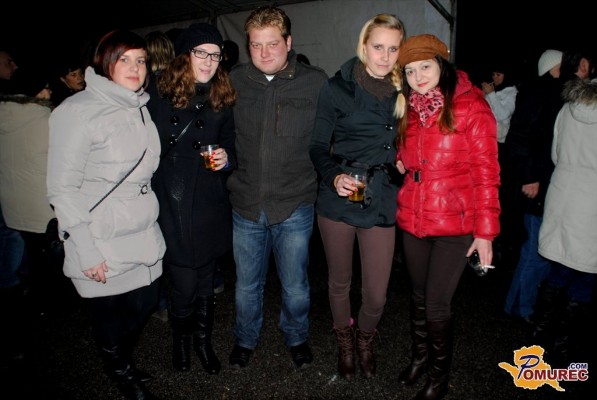 FOTO: V Beltincih v novo leto zaplesali s skupino Skok