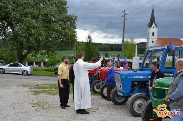 FOTO: V Gornjih Slavečih blagoslovili starodobne traktorje