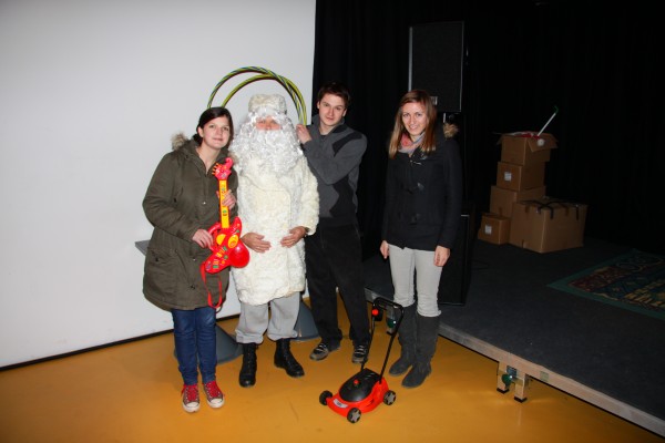 Otroci petnajstih družin nepričakovano prejeli igrače