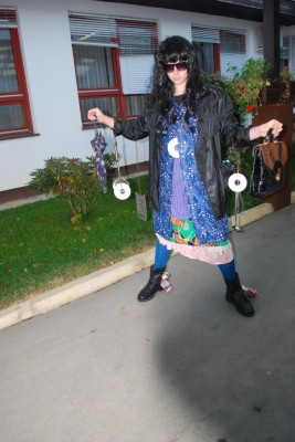 Jesenski jutranji pozdrav učencev našemljene v strašila v OŠ Kuzma