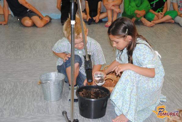 FOTO: Predstavitev slikanice Fižol na robu gozda vzgojiteljice Trezike Vidovič