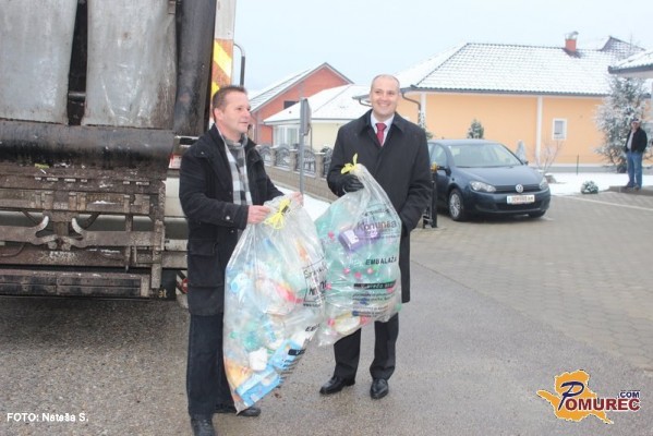 FOTO: V Občini Kuzma župan Škalič in Drago Dervarič pobrala prve rumene vreče