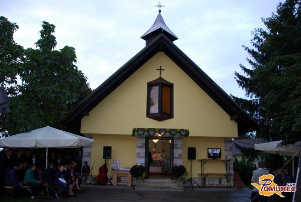 FOTO: Škof Smej v Trnju blagoslovil obnovljeno kapelo