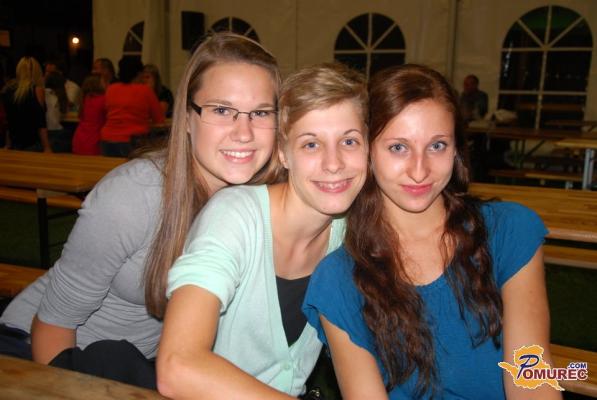 FOTO: Na Jenamena petku tudi mednarodna folklora in veselica z Ansamblom Horizont