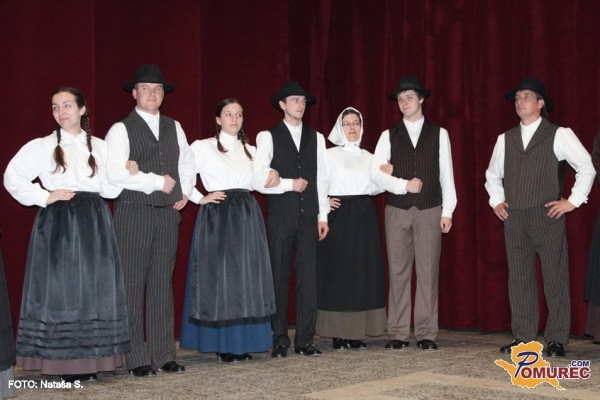 FOTO: Ob 25-letnici KUD Budinci predstavili nova oblačila