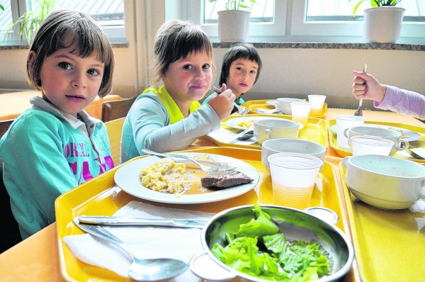 Se bodo občinski svetniki na Tišini odpovedali sejninam za malico otrok?