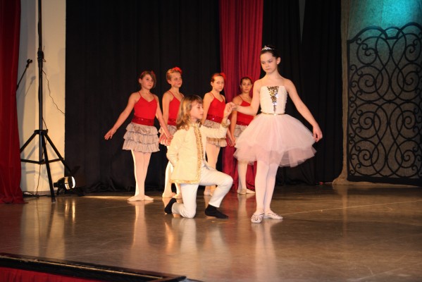 FOTO: Mladi radgonski baletniki navdušili z izvedbo Pepelke